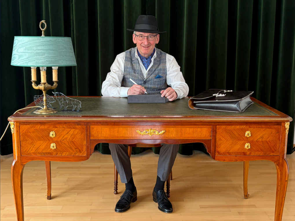Thomas Anton Schuster an seinem Schreibtisch